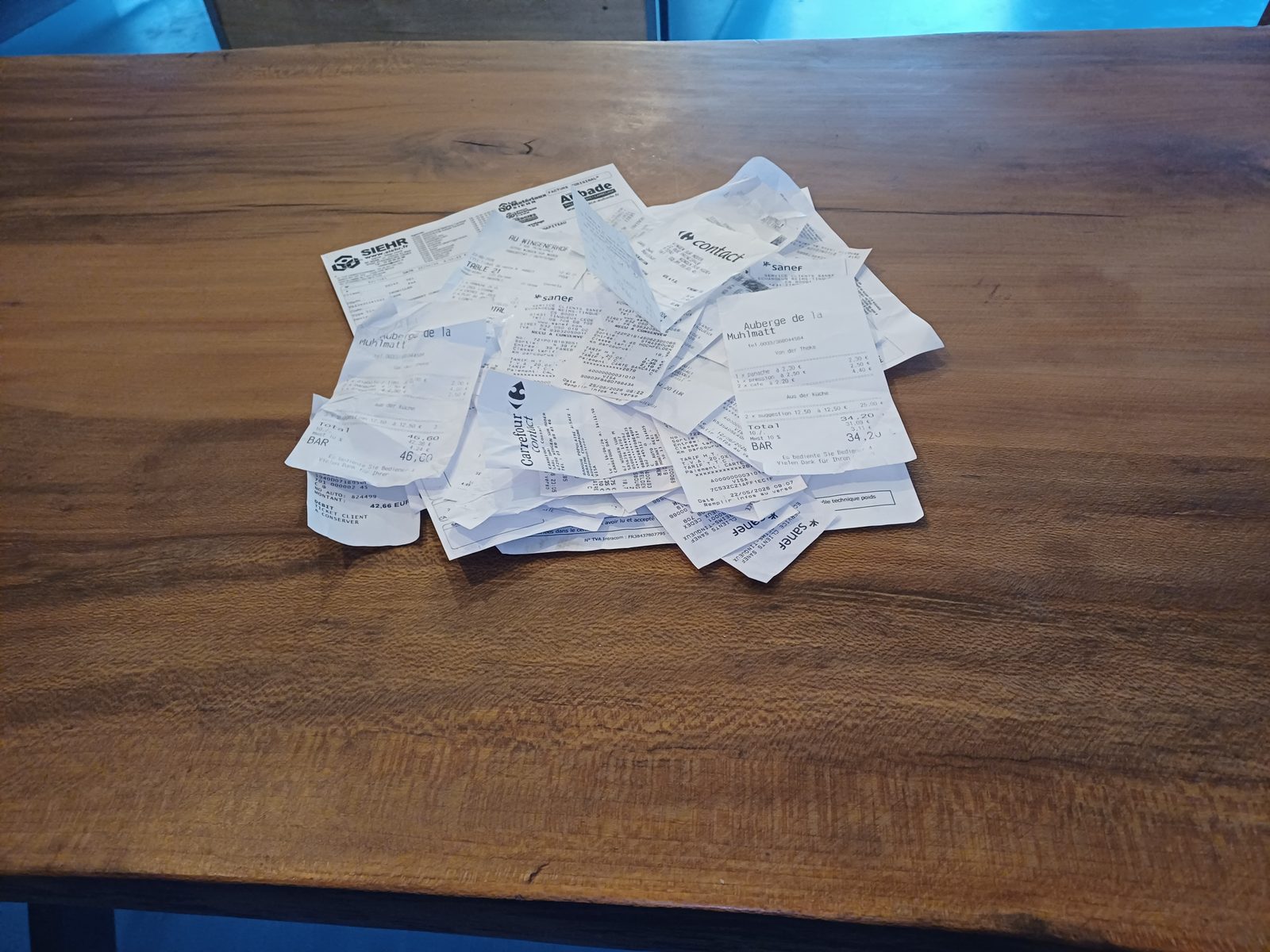 Justificatifs professionnels — tickets de caisse, factures et reçus à numériser et archiver légalement.